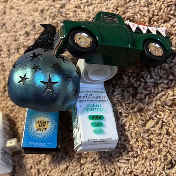 Bath and Body Works Holiday Wallflower Bundle - Picture 8 of 10